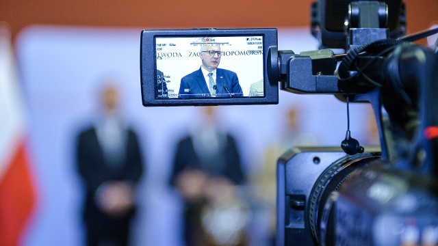 Z powodów proceduralnych kontrola w policji musi zostać przeprowadzona - mówił w środę podczas konferencji prasowej szef MSWiA. To pokłosie sobotniego lądowania policyjnego śmigłowca z ministrem na pokładzie na płycie boiska w Choszcznie podczas meczu trampkarzy.