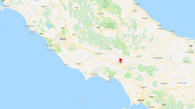 Na placu w centrum Cassino odsłonięto pomnik niedźwiedzia Wojtka, który towarzyszył żołnierzom 2. Korpusu i pomagał przenosić amunicję podczas walki o Monte Cassino.