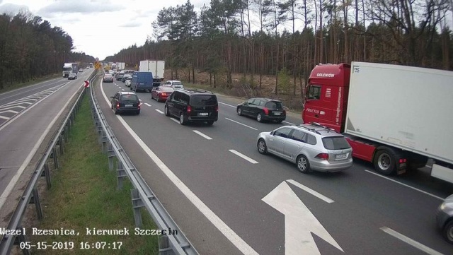 W potężnych korkach w obu kierunkach mogli po południu utknąć kierowcy między Kijewem a Rzęśnicą na autostradzie A6 i trasie S3.