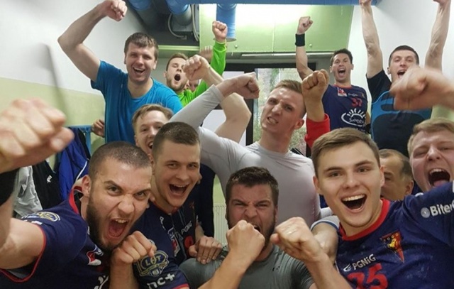 Piłkarze ręczni Sandry SPA Pogoni pokonali na wyjeździe Wybrzeże Gdańsk 27:25 w grupie spadkowej Superligi. To czwarte z rzędu zwycięstwo drużyny trenerów Rafała Białego i Sławomira Fogtmana.