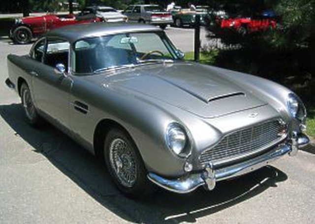Brytyjska firma Aston Martin odtwarza pełen gadżetów samochód Bonda z filmu Goldfinger. Specjalnych modeli powstanie 20, na zamówienie fanów serii o agencie 007. Fanów, którzy jednocześnie nie narzekają na brak funduszy, bo cena pojazdu to około 3 milionów funtów.
