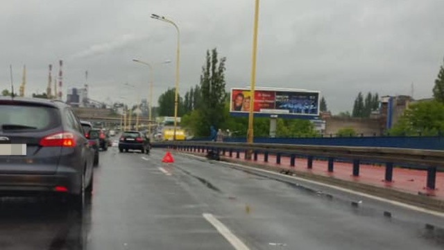 Uwaga kierowcy podróżujący w kierunku prawobrzeża Szczecina. - Trasa Zamkowa, wylot z miasta, osobówka zajmuje jeden pas, tworzy się korek - rzeczowo poinformował słuchacz Radia Szczecin.