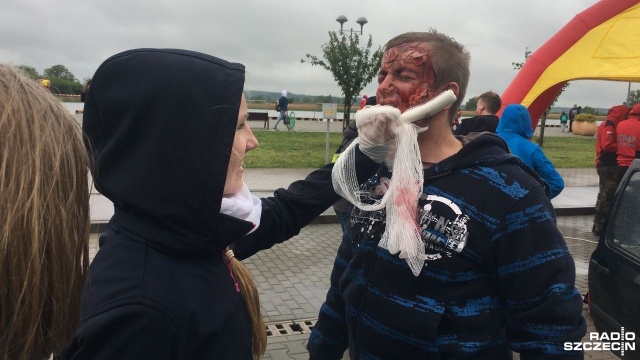 Blisko setka uczniów podzielonych na zespoły, inscenizacje niebezpiecznych sytuacji i ratowanie np. ofiar wypadków. Tak wyglądały Powiatowe Mistrzostwa Pierwszej Pomocy w Gryfinie.