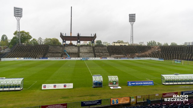 Deszcz zmienia plany budowniczych na stadionie