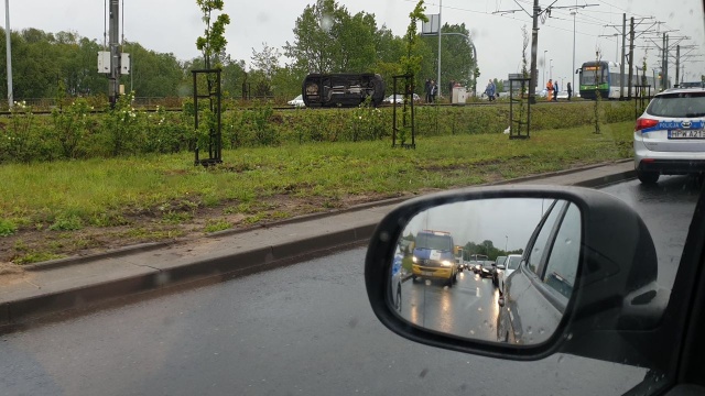 Auto wjechało na torowisko na Moście Pionierów przed Basenem Górniczym w Szczecin. Na miejscu nie ma już utrudnień w ruchu.