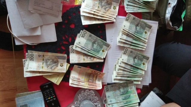 Na Śląsku rozbito gang powiązany ze środowiskiem kibiców jednego z zabrzańskich klubów piłkarskich. Blisko 400 policjantów - w tym funkcjonariusze Centralnego Biura Śledczego Policji - zatrzymało 17 osób. Wśród nich jest podejrzany o kierowanie grupą przestępczą.