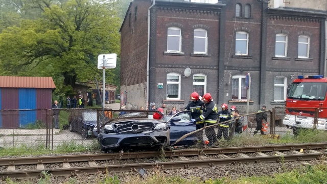 W pobliżu torowiska kolejowego na Gocławiu zderzyły się dwa samochody osobowe. Uderzenie było mocne, bo z jednego z aut - aby wydobyć poszkodowanego - strażacy musieli rozcinać karoserię.