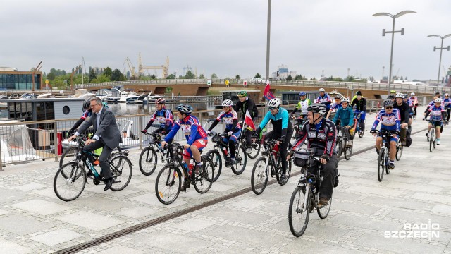 Jadą z Łasztowni do Szwecji rowerami, aby podkreślić współpracę Szczecina ze Skandynawią. Ponad 60 osób bierze udział w 300-kilometrowej wyprawie na dwóch kołach.