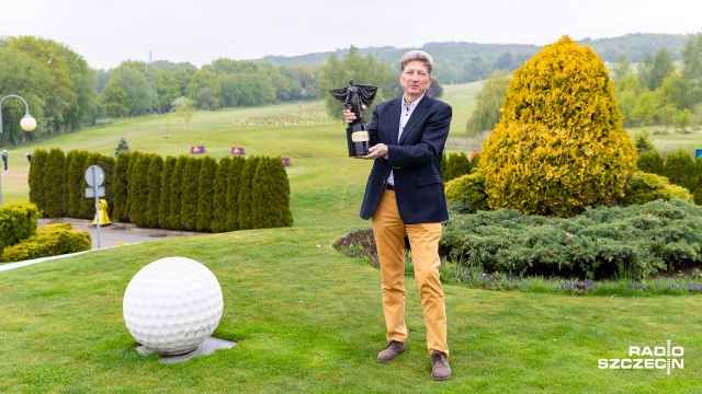Nie w blasku słońca, tylko przy lekkiej mżawce rozpoczął się weekendowy turniej golfowy. Na polu w Binowie ruszył Floating Garden Szczecin Open.
