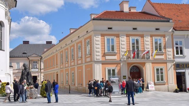 Wadowice świętują 99. urodziny papieża Jana Pawła II. To właśnie w Wadowicach 18 maja 1920 roku, w domu przy ulicy Kościelnej urodził się Karol Wojtyła, przyszły papież. Obchody rozpoczął przemarsz uczestników Ogólnopolskiego Zlotu Szkół imienia Jana Pawła II.