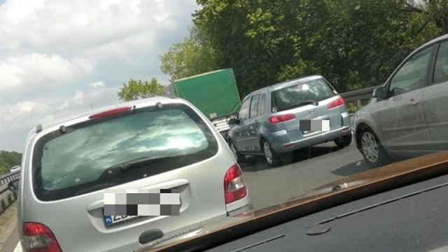 - Dla tych, co wybierają się nad morze: wypadek na lewym pasie przed zwężeniem. Korek zaczyna sięgać betonówki w kierunku Goleniowa i Świnoujścia - poinformował słuchacz Radia Szczecin.