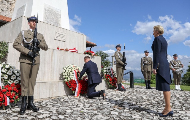 Centralne uroczystości 75. rocznicy zwycięstwa pod Monte Cassino rozpoczęła msza święta na Polskim Cmentarzu Wojennym. Na początku nabożeństwa biskup polowy Wojska Polskiego Józef Guzdek zwrócił uwagę na liczną obecność harcerzy.