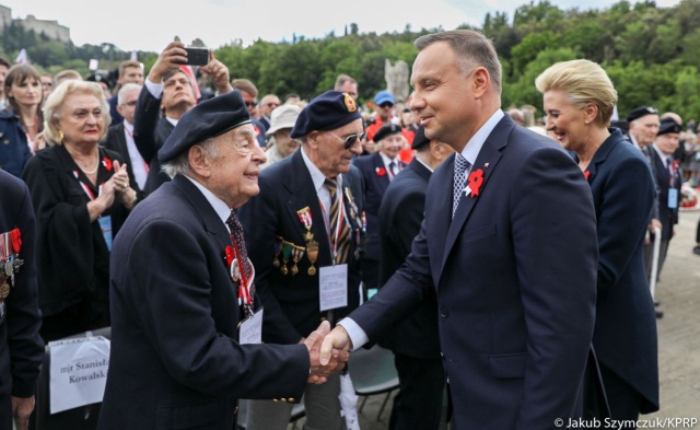 Prezydent Andrzej Duda podziękował polskim harcerzom za to, że przyjechali uczcić polskich bohaterów w 75. rocznicę zwycięstwa pod Monte Cassino. Uroczystość odbywa się na polskim Cmentarzu Wojennym.