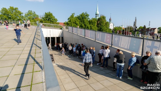 Długie kolejki ustawiały się do Centrum Dialogu Przełomy, na wieżę widokową Muzeum Narodowego przy Wałach Chrobrego i do gabinetu Prezydenta Miasta Szczecin. Kolejna Noc Muzeów w Szczecinie cieszyła się sporym zainteresowaniem.
