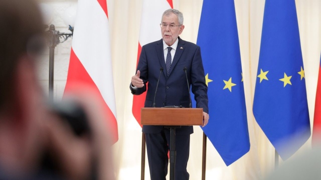 Prezydent Austrii Alexander Van der Bellen uznał, że przedterminowe wybory są konieczne. Wcześniej kanclerz Sebastian Kurz rozwiązał rządzącą koalicję i zapowiedział przedterminowe wybory.