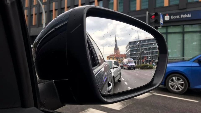 Dwa samochody osobowe zderzyły się przy Bramie Portowej w Szczecinie. Nikomu nic poważnego się nie stało, ale były utrudnienia w ruchu.