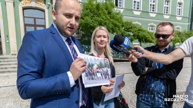 Odwołania przewodniczącej komisji kultury w Szczecinie chcą radni Prawa i Sprawiedliwości. Edyta Łongiewska - Wijas dopuściła się obrazy uczuć religijnych - tłumaczyli podczas konferencji radni Dariusz Matecki i Agnieszka Kurzawa.