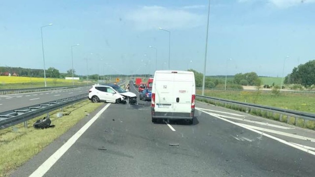 Niebezpiecznie na trasie S3. Za Węzłem Myślibórz w kierunku Szczecina samochód osobowy z nieznanych przyczyn uderzył w bariery rozdzielające jezdnie.