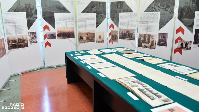 Przedwojenne przepustki upoważniające do przekroczenia granicy polsko-litewskiej, zdjęcia przemytników, notatnik żołnierza Korpusu Ochrony Pogranicza - to wszystko można zobaczyć na wystawie w koszarach Straży Granicznej przy ulicy Żołnierskiej w Szczecinie.