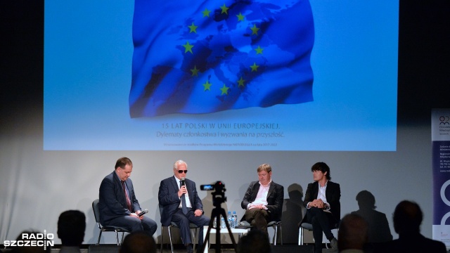 - Mam nadzieję, że po wyborach nastąpi zmiana układu w Unii Europejskiej, ponieważ idea ojców założycieli Unii została zbiurokratyzowana - powiedział, podczas debaty 15 lat Polski w Unii Europejskiej, publicysta Piotr Cywiński. Debata odbyła się w Studiu S1 Radia Szczecin.