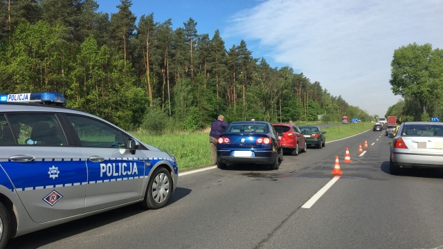 Uwaga kierowcy - zakorkowana jest Szosa Stargardzka w kierunku centrum Szczecina. Na prawym pasie stoi ciężarówka. Pali się na niej przewożony węgiel drzewny.