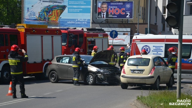 Dwa samochody osobowe zderzyły się na skrzyżowaniu ulicy Jana Pawła II z Kamienną i Koszalińską w Kołobrzegu.