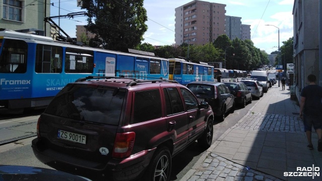 Na ulicy Asnyka w Szczecinie źle zaparkowany samochód dostawczy wstrzymywał przez prawie godzinę ruch. Na miejscu utknęły tramwaje oraz autobusy.