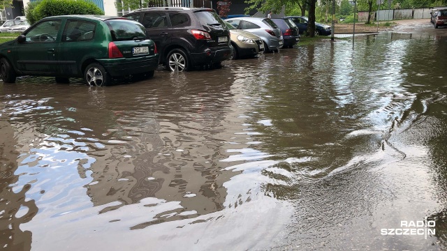 Ulewne deszcze podtopiły część terenów na południu Polski. Wody było tak dużo, że ponad 30 osób ewakuowano z ich posesji łodziami strażaków. Tak było na przykład w okolicy Dąbrowy Tarnowskiej.