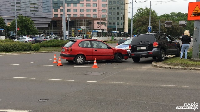Nie ma już utrudnień na placu Rodła w Szczecinie po tym, jak zderzyły się tam dwa samochody osobowe.