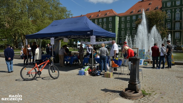 Są tam obrazy, których można dotknąć, giga chińczyk czy tandem. Na szczecińskich Jasnych Błoniach odbył się piknik Jesteśmy razem.