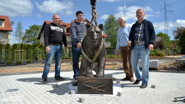 Waży kilkaset kilogramów i jest wykonany z brązu. Na skwerze przy ulicy Żyznej w Szczecinie stanęła rzeźba Misia Wojtka. Przedstawia niedźwiedzia, który opiera się łapami o skrzynię z amunicją.