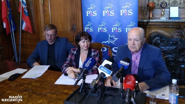 Wysokie zarobki za wykonywanie nie do końca określonych obowiązków, zarzucają członkom zarządu powiatu kołobrzeskiego miejscowi politycy Prawa i Sprawiedliwości.