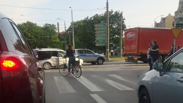 Około godziny 19 samochód osobowy wjechał w tył ciężarówki na placu Kościuszki w Szczecinie.