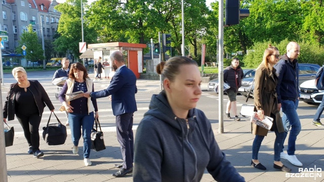 Piątek to ostatni dzień, w którym kandydaci mogą przekonać wyborców do oddania na nich głosu. Rano na pl. Kościuszki politycy Prawa i Sprawiedliwości zachęcali, by w niedzielę wybrać Joachima Brudzińskiego.