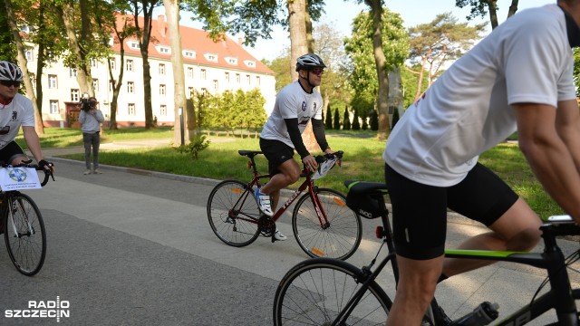 Rowerowy Rajd Weterana wystartował z koszar 12. Brygady Zmechanizowanej przy al. Wojska Polskiego w Szczecinie. Czterech śmiałków ze szczecińskiej jednostki na rowerach pojedzie do Rzeszowa, gdzie wezmą udział w centralnych obchodach Dnia Weterana.