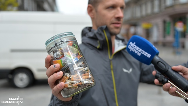 Wystarczy posprzątać dowolną część miasta, żeby dostać... kawę - w taki sposób, aktywiści z facebookowej grupy Zróbmy to w końcu, zachęcają mieszkańców do sprzątania.