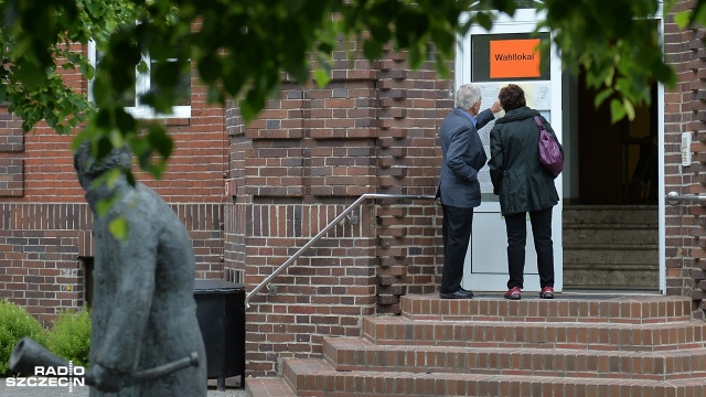 O godzinie 7 otwarto komisje wyborcze w Lcknitz i Pasewalku. W niektórych przygranicznych gminach nawet jedną dziesiątą stanowią Polacy, część z nich ma już niemieckie obywatelstwo i prawa wyborcze.