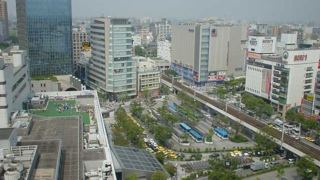 W ataku nożownika w mieście Kawasaki na południe od Tokio zginęła uczennica i dorosły mężczyzna, a 16 osób odniosło obrażenia. Doszło do tego przed godz. 8 rano lokalnego czasu, gdy kilkanaście uczennic prywatnej szkoły katolickiej w Kawasaki wsiadało do autobusu szkolnego.