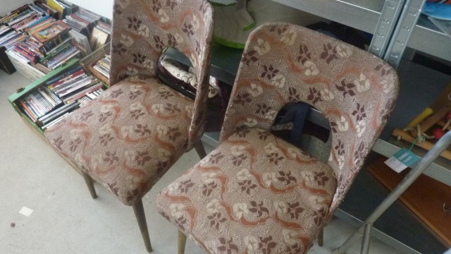 Elektryczna maszyna do pisania Erika, PRL-owskie krzesła czy nowe szklanki z tego okresu - to tylko niektóre przedmioty, które można w środę kupić w charytatywnej Galerii Szpargałek w Szczecinie.