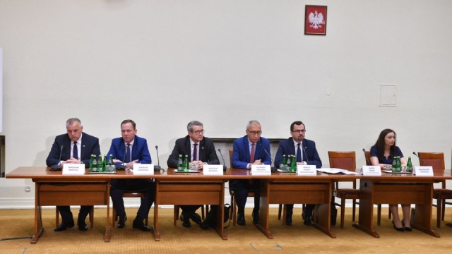 Sejmowa komisja śledcza do spraw podatku VAT przegłosowała uchwałę o złożeniu zawiadomienia o podejrzeniu popełnienia przestępstwa przez byłego ministra finansów Mateusza Szczurka.