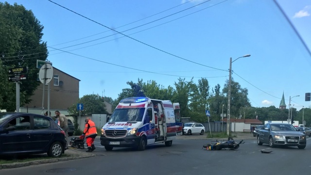 Przy pętli autobusowej w szczecińskich Podjuchach samochód potrącił motocyklistę.
