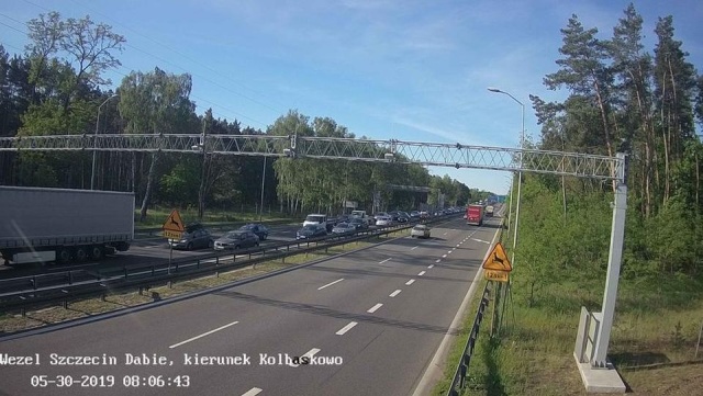 Wypadek na rondzie Ułanów Podolskich w szczecińskich Zdrojach. Samochód osobowy zderzył się z autobusem komunikacji miejskiej linii 79.