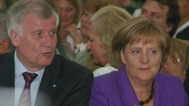 Minister spraw wewnętrznych Horst Seehofer zapowiedział zakończenie kariery politycznej. W wywiadzie dla agencji prasowej DPA Seehofer oświadczył, że wraz z końcem obecnej kadencji parlamentu nie będzie się ubiegał o żadne stanowiska.
