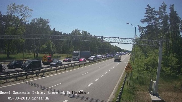 Korek utrzymuje się na A6 w kierunku nadmorskim. W tej chwili policja nie ma żadnego zgłoszenia w sprawie jakiegokolwiek zdarzenia w tym miejscu.