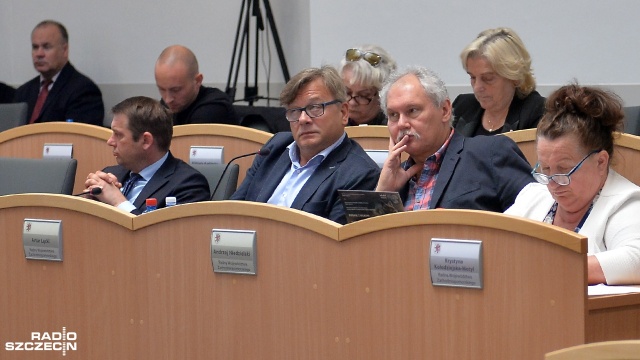 - Demoralizujecie ludzi, krzywdę im robicie - mówił Artur Łącki, zwracając się do radnych PiS. Radny PiS Paweł Mucha odpowiadał: - Skandaliczne wypowiedzi, pokazanie pogardy dla zwykłych mieszkańców regionu.