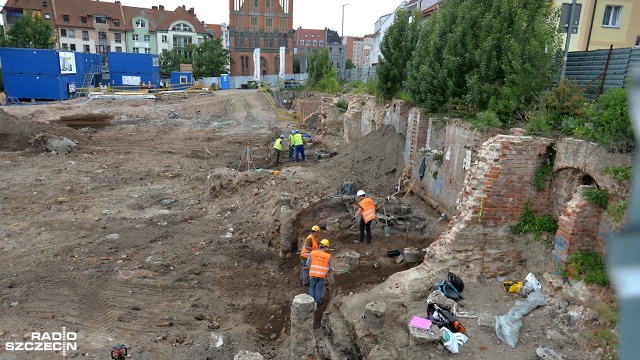 Kolejne zabytki na Podzamczu w Szczecinie i nowy kształt dawnych ulic - monety, kości do gry czy szklane paciorki z II połowy XII wieku - odkryto podczas wykopalisk na terenie budowy hotelu w miejscu po dawnej Arkonie.