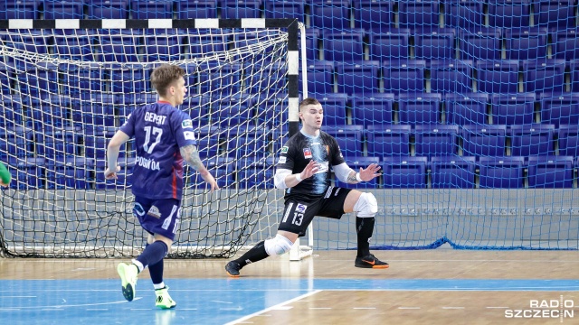 Halowi piłkarze Pogoni 04 rozpoczynają decydujące boje o utrzymanie w rozgrywkach o mistrzostwo Polski. Szczecinianie na wyjeździe zmierzą się z Constractem Lubawa w pierwszym barażowym meczu o prawo gry w ekstraklasie futsalu.