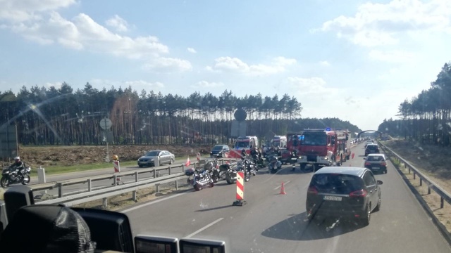 Na drodze ekspresowej S3 doszło do zderzenia samochodu osobowego z motocyklem. Kierowca jednośladu nie przeżył wypadku.