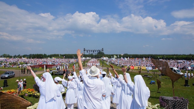 Na Polach Lednickich w Wielkopolsce rozpoczęło się XXIII Spotkanie Młodych Lednica 2000. W wydarzeniu bierze udział kilkadziesiąt tysięcy młodych ludzi z Polski i z całego świata.