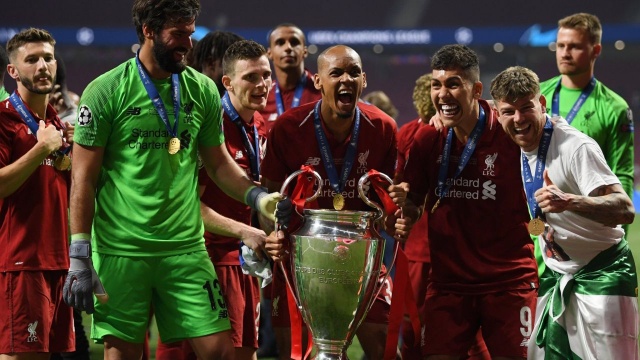 Liverpool triumfował w piłkarskiej Lidze Mistrzów. W finale rozgrywek zespół z Liverpoolu pokonał Tottenham Hotspur 2:0 (1:0). Pierwszą bramkę meczu już w 2 minucie, po rzucie karnym, zdobył Egipcjanin Mohamed Salah. Drugiego gola w 87. minucie strzelił Belg Divock Origi.